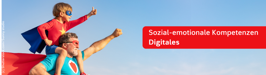 Ein Mann mit grauem Bart und ein kleines Kind, beide in Superheldenkostümen, posieren heldenhaft. Das Kind reitet auf den Schultern des Mannes. Der Text "Sozial- emotionale Kompetenzen Digitales“ wird in einem roten Kasten angezeigt.