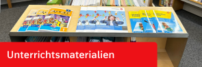 Das Bild zeigt ein lebendiges, gut organisiertes Kinderbuchregal, in dem sich bunte Bücher von den hellen Holzregalen und dem grauen Teppichboden abheben. Die ordentlich gestapelten Bücher schaffen eine optisch ansprechende, gut gepflegte Szene.