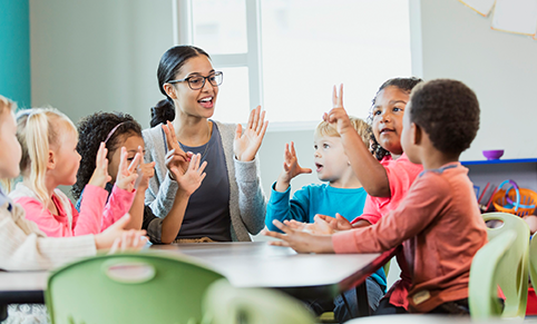 Lehrerin und Vorschulkinder zählen bis 10