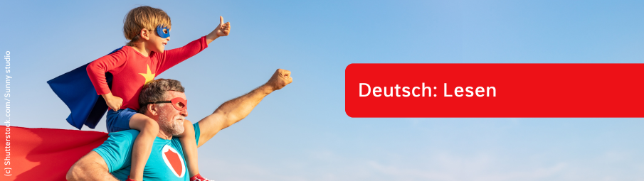 Ein Mann mit grauem Bart und ein kleines Kind, beide in Superheldenkostümen, posieren heldenhaft. Das Kind reitet auf den Schultern des Mannes. Der Text "Deutsch: Lesen“ wird in einem roten Kasten angezeigt.
