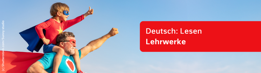 Ein Mann mit grauem Bart und ein kleines Kind, beide in Superheldenkostümen, posieren heldenhaft. Das Kind reitet auf den Schultern des Mannes. Der Text "Deutsch: Lesen Lehrwerke“ wird in einem roten Kasten angezeigt.