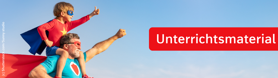 Ein Mann mit grauem Bart und ein kleines Kind, beide in Superheldenkostümen, posieren heldenhaft. Das Kind reitet auf den Schultern des Mannes. Der Text „Unterrichtsmaterial“ wird in einem roten Kasten angezeigt.