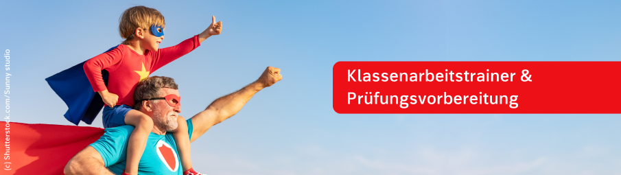 Ein Mann mit grauem Bart und ein kleines Kind, beide in Superheldenkostümen, posieren heldenhaft. Das Kind reitet auf den Schultern des Mannes. Der Text "Deutsch: Klassenarbeitstrainer und Prüfungsvorbereitung“ wird in einem roten Kasten angezeigt.