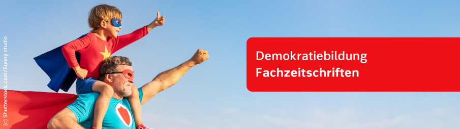 Ein Mann mit grauem Bart und ein kleines Kind, beide in Superheldenkostümen, posieren heldenhaft. Das Kind reitet auf den Schultern des Mannes. Der Text "Demokratiebildung Fachzeitschriften“ wird in einem roten Kasten angezeigt.