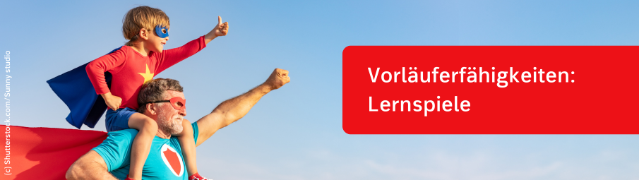 Ein Mann mit grauem Bart und ein kleines Kind, beide in Superheldenkostümen, posieren heldenhaft. Das Kind reitet auf den Schultern des Mannes. Der Text „Lernspiele“ wird in einem roten Kasten angezeigt.