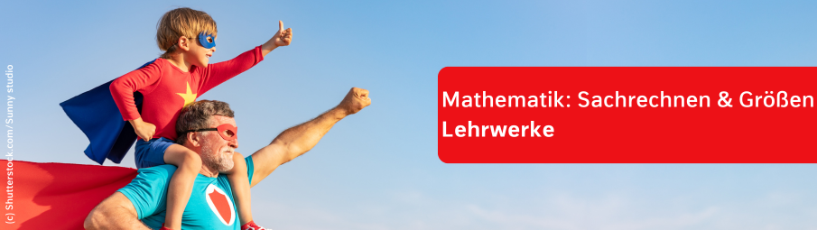 Ein Mann mit grauem Bart und ein kleines Kind, beide in Superheldenkostümen, posieren heldenhaft. Das Kind reitet auf den Schultern des Mannes. Der Text "Mathematik: Sachrechnen und Größen Lehrwerke“ wird in einem roten Kasten angezeigt.