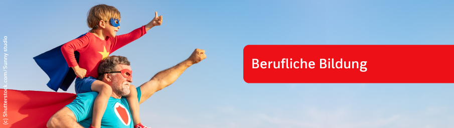 Ein Mann mit grauem Bart und ein kleines Kind, beide in Superheldenkostümen, posieren heldenhaft. Das Kind reitet auf den Schultern des Mannes. Der Text "Berufliche Bildung“ wird in einem roten Kasten angezeigt.