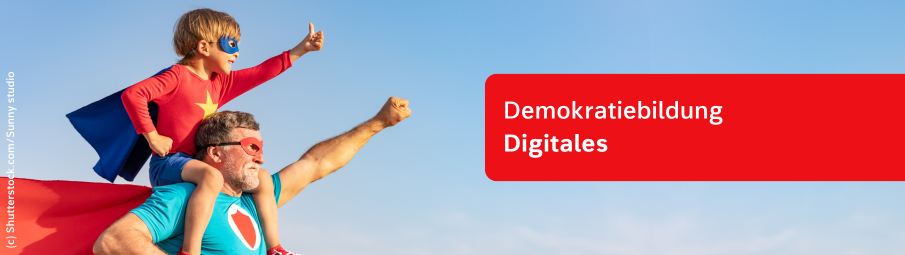Ein Mann mit grauem Bart und ein kleines Kind, beide in Superheldenkostümen, posieren heldenhaft. Das Kind reitet auf den Schultern des Mannes. Der Text "Demokratiebildung Digitales“ wird in einem roten Kasten angezeigt.