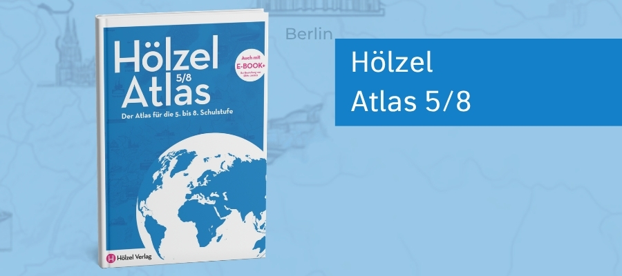Buchcover des „Hölzel Atlas 5/8“ vor einem blauen Hintergrund mit angedeuteten Karten- und Geografieelementen. Das blaue Atlascover zeigt den Titel „Hölzel Atlas 5/8“ sowie den Untertitel „Der Atlas für die 5. bis 8. Schulstufe“.Rechts neben dem Buch steht in einem blauen Textfeld der Schriftzug „Hölzel Atlas 5/8“. Das Logo des Hölzel Verlags ist am unteren Rand des Buchcovers sichtbar.