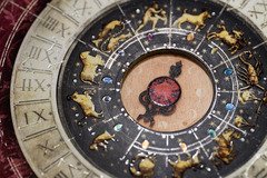 Liebe geht durch alle Zeiten (1). Rubinrot