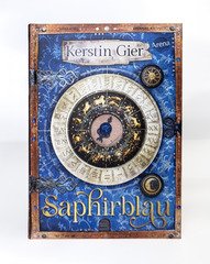 Liebe geht durch alle Zeiten (2). Saphirblau