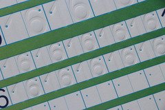 Erstes Schreiben mit Spurrillen. Buchstaben