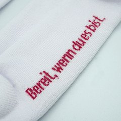 Liebe geht durch alle Zeiten. Rubinrot (Socken, Größe 36-41)