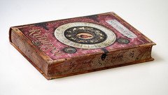 Liebe geht durch alle Zeiten (1). Rubinrot