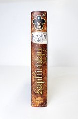 Liebe geht durch alle Zeiten (2). Saphirblau