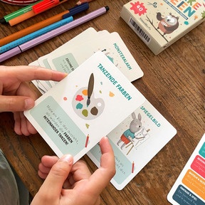 Die abwechslungsreichen Karten regen Kinder dazu an, Farben auszuprobieren, zu experimentieren und eigene Ideen zu entwickeln.