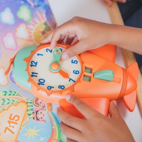 Feinmotorik & Zeitverständnis: Analoge Uhrzeit einstellen und selbstständig überprüfen. Einfach die Finne nach unten ziehen - schon erscheint die digitale Uhrzeit.
