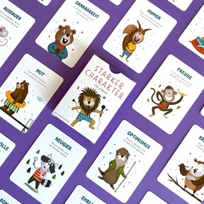 Übersicht der Stärkekarten: Vielfalt an Charakterstärken wie Mut, Humor, Dankbarkeit und Neugier anschaulich illustriert.