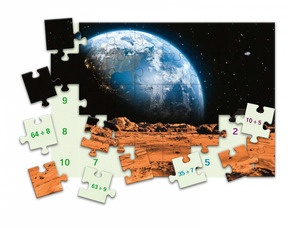 Zum Zusammensetzen der Puzzles werden die Rechenaufgaben auf der Rückseite der Puzzleteile gelöst. Die Kinder legen die Teile auf den richtigen Feldern der Grundtafel ab, Bildseite nach oben. Passen die Bildteile, wurde richtig gerechnet.