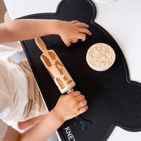 Mit den praktischen KNETÄ-Unterlagen bleiben die Tische beim Kneten sauber.