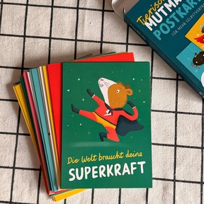 Das Set umfasst 30 Postkarten mit 15 verschiedenen Motiven.