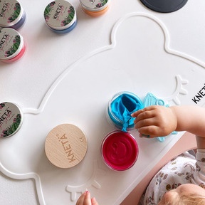 Die ideale Basis für sämtliche Knetspiele und Bastelprojekte: die Silikonunterlage «Bärchen»