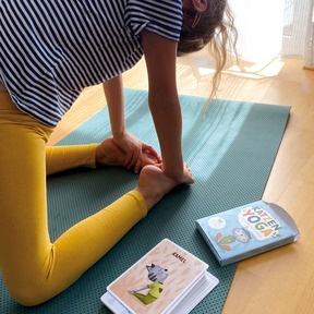 Handgezeichneten Katzen zeigen jede kindgerechte Pose mit Humor und Herzwärme vor - perfekt zum Nachmachen!