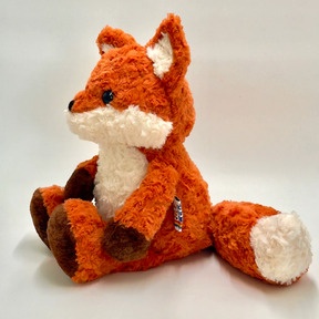 Ob im Kinderzimmer, unterwegs oder beim Einschlafen: Freddy schenkt Geborgenheit, Wärme und ganz viel Kuschelspass.