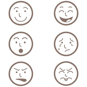 Sechs grundlegende Gesichtsausdrücke erkennen und benennen: Lächeln, Lachen, Überraschung, Traurigkeit, Ärger und Ekel.