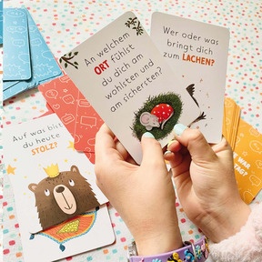 Spielerisch ins Gespräch kommen: Kinder beantworten Fragen zu Lieblingsorten, Humor und persönlichen Bedürfnissen.