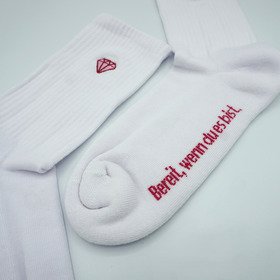 Liebe geht durch alle Zeiten. Rubinrot (Socken, Größe 36-41)