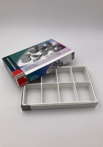 Produktabbildung zu Stülpschachtel - Mit 8 Fächern (leer)