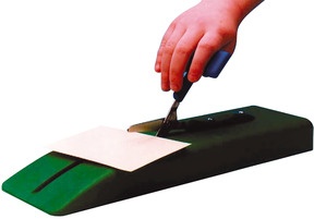 Produktabbildung zu Selbstöffnende Auflagen-Schere - auf Plastiksockel