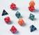 Produktabbildung zu Spielwürfel-Sortiment - Set aus 12 Würfeln in verschiedenen Farben und Formen