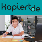 Logo Kapiert.de unter dem ein junges dunkelhaariges Mädchen in einem weißen T-Shirt am Schreibtisch sitzt