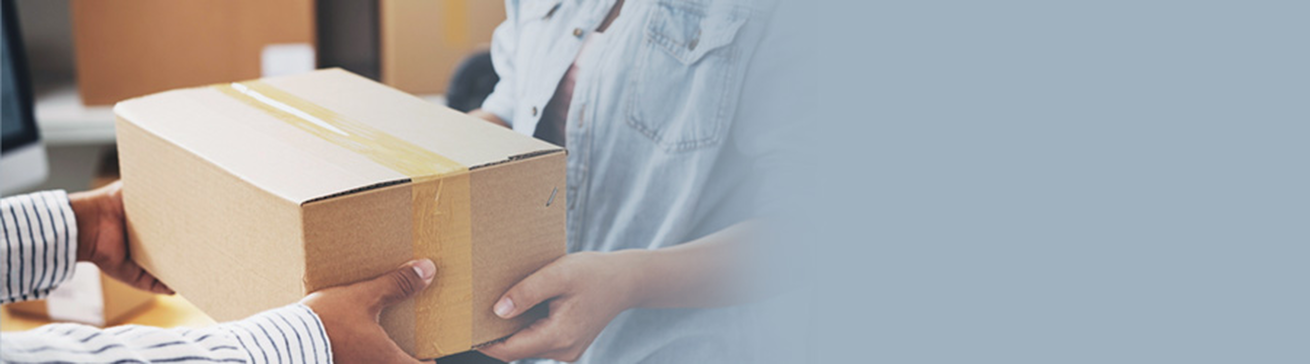 ein Paket mit Schulbüchern wird übergeben