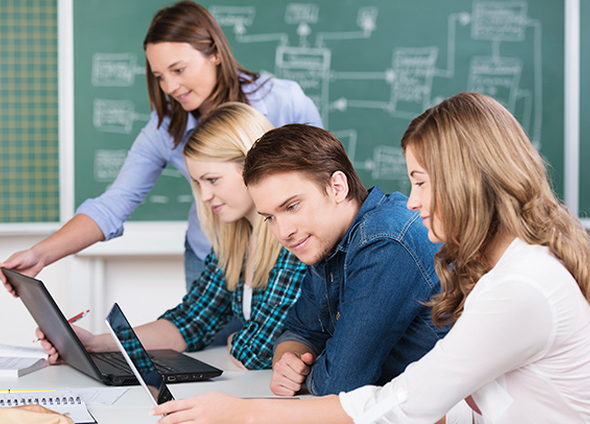 eine Gruppe Schüler und Schülerinnen lernt am Computer