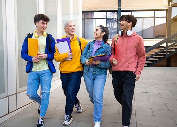 Schmuckbild: Oberstufen-Schüler*innen verlassen ein Schulgebäude